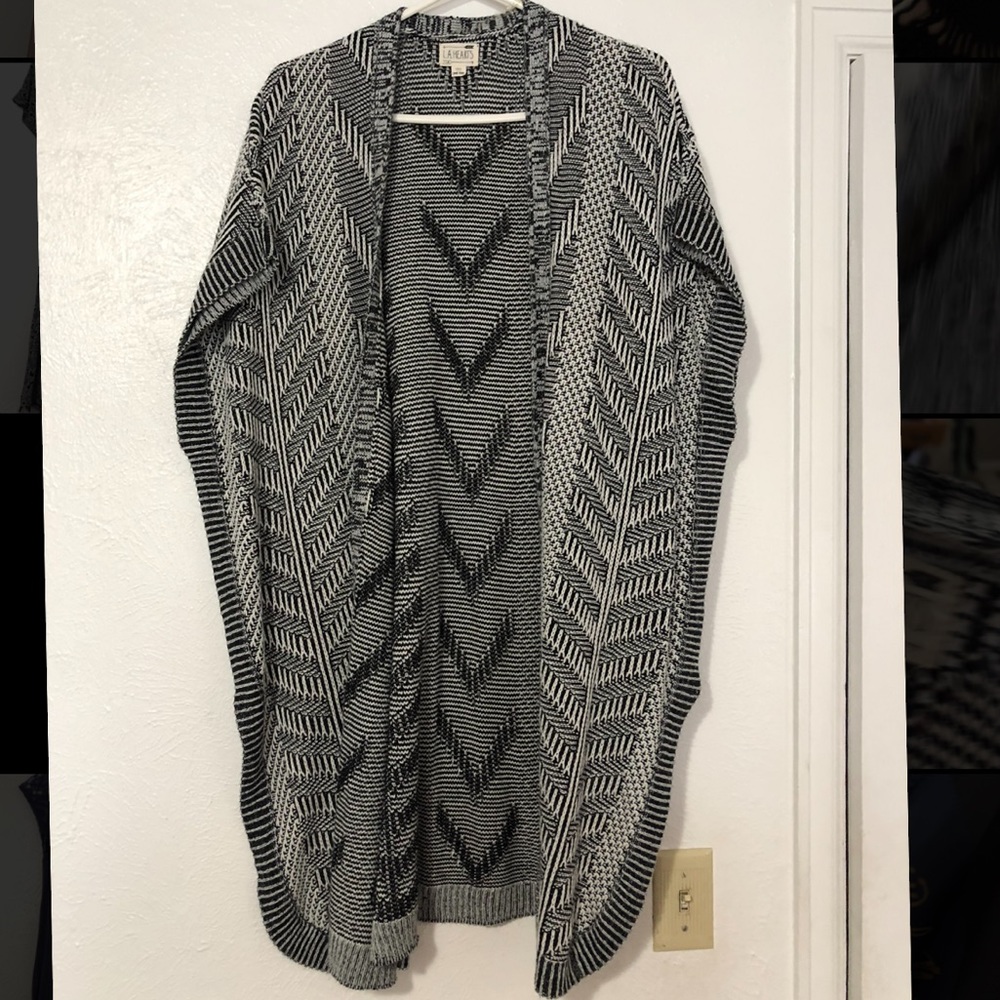 PacSun black and white short sleeve cardigan